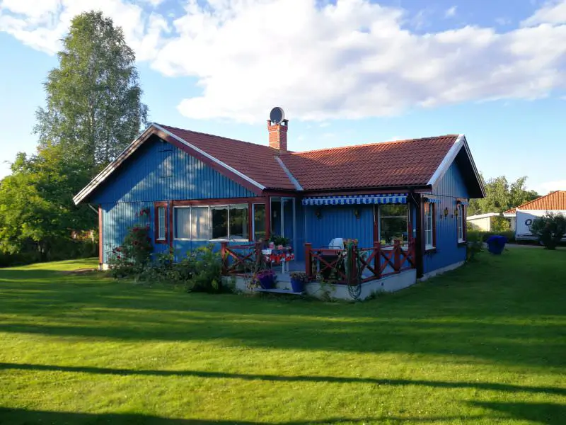 Målning av träfasad i Mora